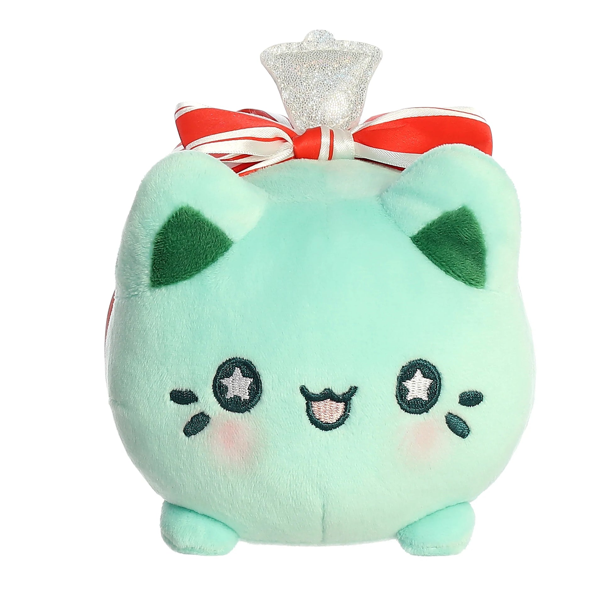 A new Tasty Peach holiday addition, Winter Wreath Meowchi will make your holidays more jolly! Winter Wreath Meowchi is overstuffed and ready for the holidays with minty green colors, star embroidered eyes, and a nicely tied peppermint bow