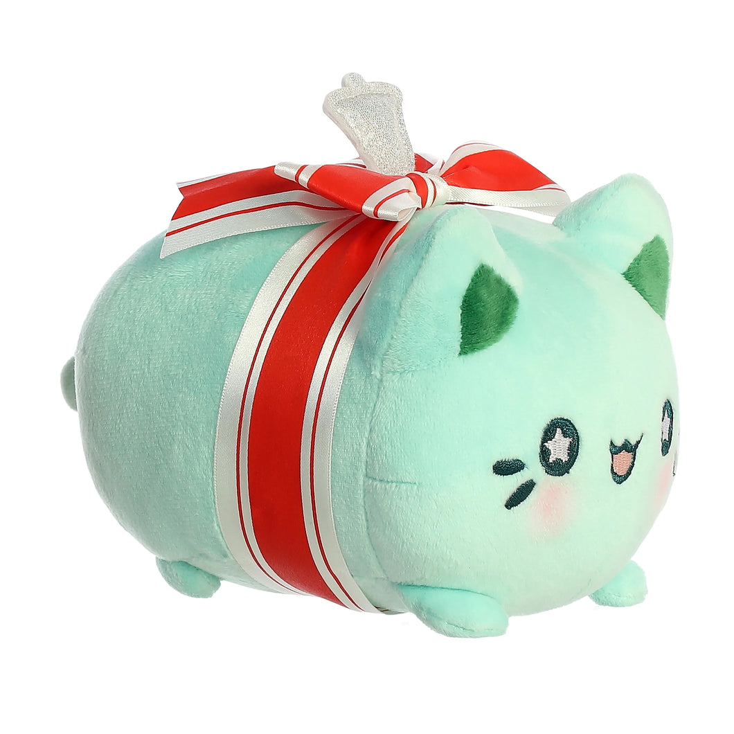 A new Tasty Peach holiday addition, Winter Wreath Meowchi will make your holidays more jolly! Winter Wreath Meowchi is overstuffed and ready for the holidays with minty green colors, star embroidered eyes, and a nicely tied peppermint bow